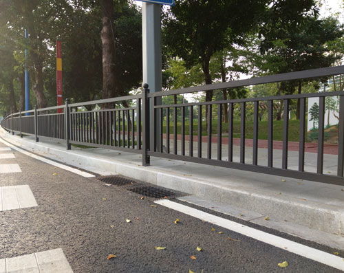 汕頭工廠道路隔離欄與潮州小區(qū)人行道圍欄 打造安全有序的場(chǎng)域屏障
